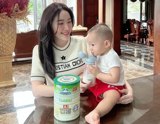 Nature One Dairy và hành trình '1000 ngày vàng' chăm con của ca sĩ Bảo Thy