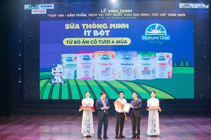 Đại diện Nature One Dairy nhận kỷ niệm chương tại lễ vinh danh Top 100 sản phẩm, dịch vụ tốt nhất cho gia đình, trẻ em năm 2023